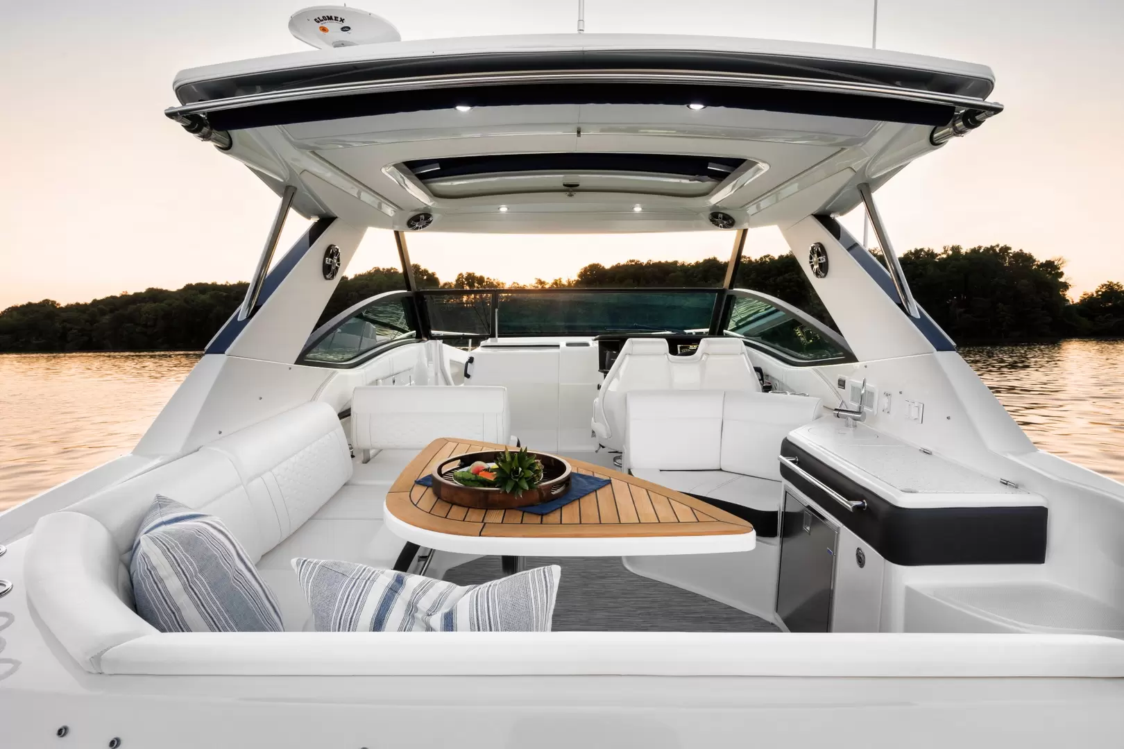 Sea Ray Sundancer 320